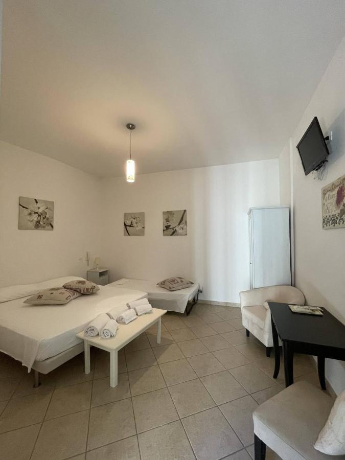 Book And Bed Bed & Breakfast Maglie Exterior foto