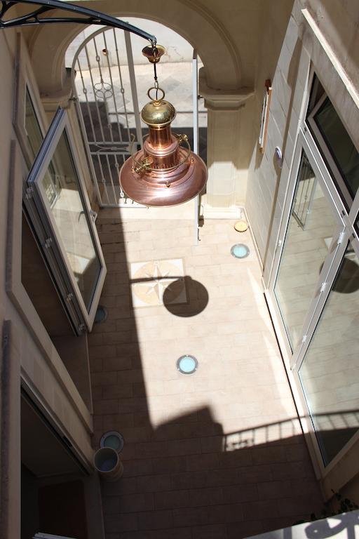 Book And Bed Bed & Breakfast Maglie Exterior foto